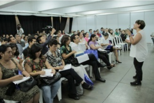Asesor impartiendo taller de capacitación